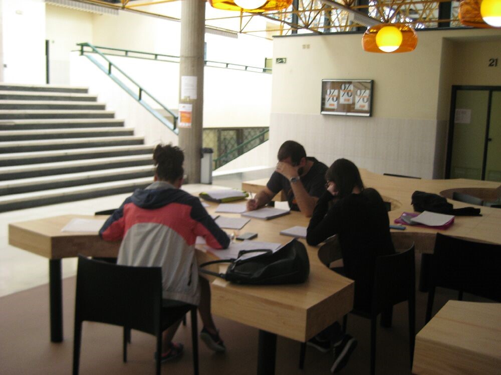 Zona de estudio en el Aulario 1 de la Facultad de Economía y Empresa.jpg