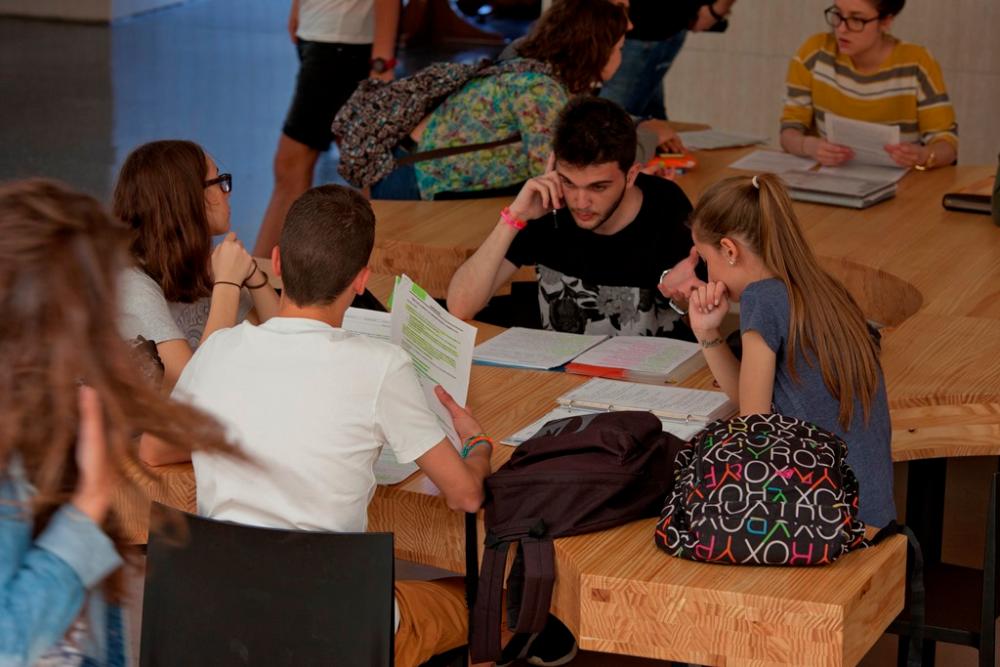 Imagen La Universidá d'Uviéu publica la sesta llista de la fase A, la tercera de les fases B y C y la primera de les fases D y Y d'alumnos almitíos n'estudios de grau