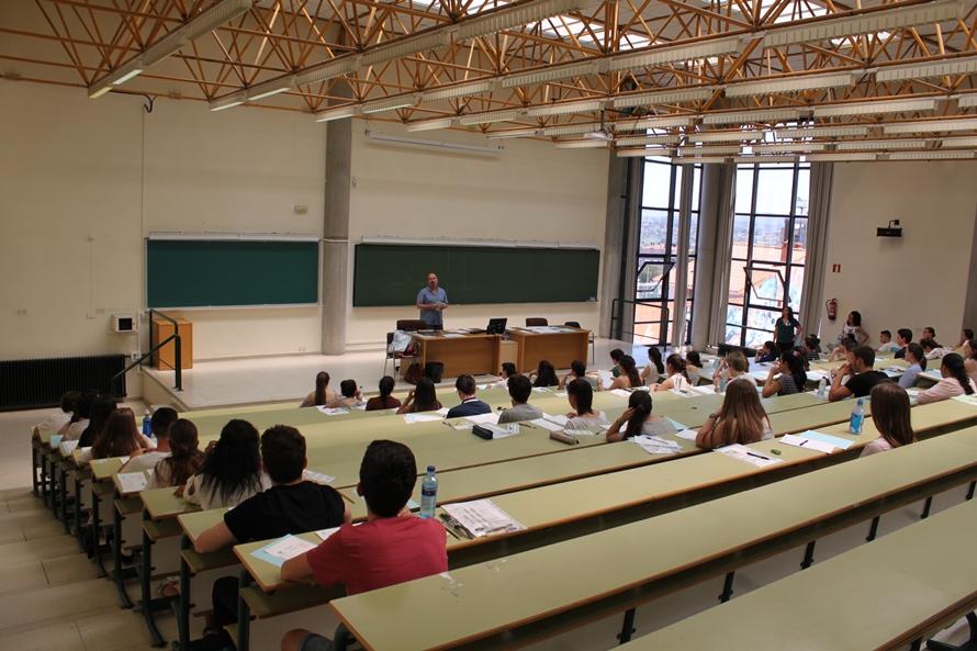 Imagen La Universidá d'Uviéu publica la cuarta llista de la fase A y la primera de les fases B y C d'alumnos almitíos n'estudios de grau con llende de places