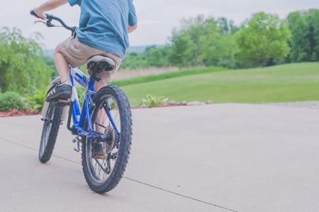 Niño en bicicleta