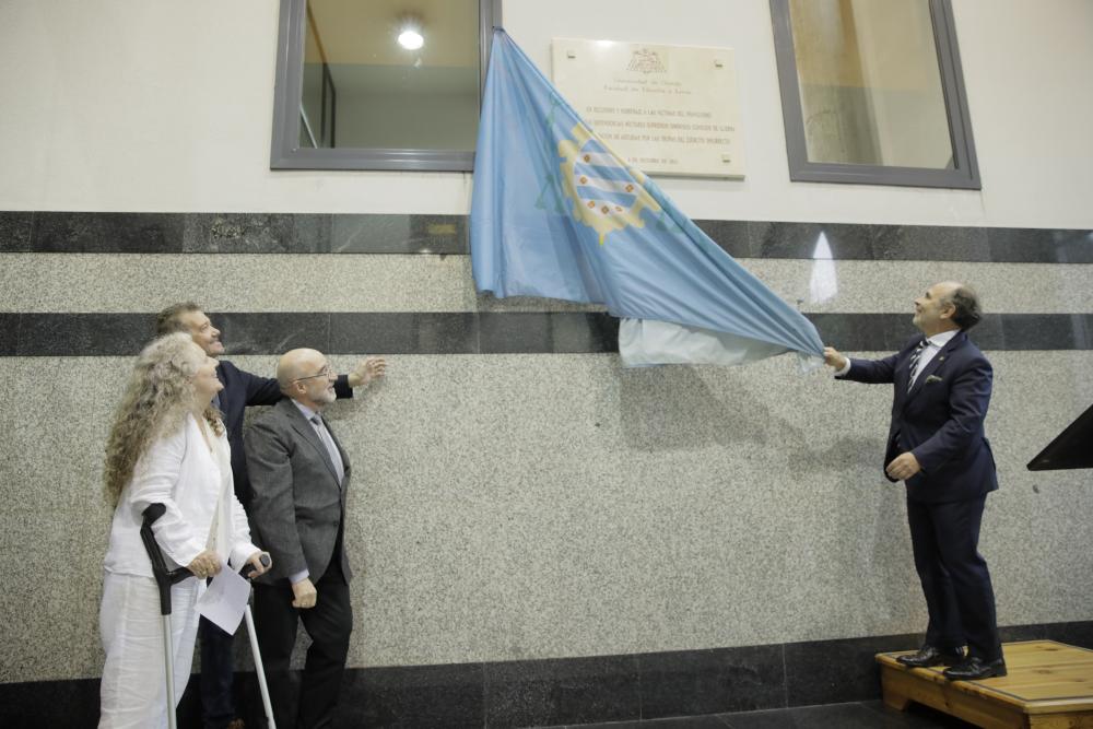 Imagen La Universidad de Oviedo coloca una placa en el Campus de El Milán en recuerdo y homenaje a las víctimas del franquismo