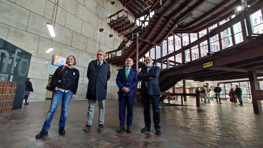 Imagen La placa Docomomo reconoz el valor arquitectónicu de la Facultá de Medicina y Ciencies de la Salú de la Universidá d'Uviéu