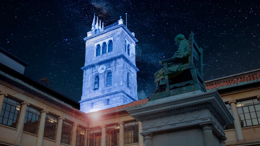 Imagen La Universidad de Oviedo ilumina de azul la torre del Edificio Histórico para sumarse al Día Mundial de la Diabetes